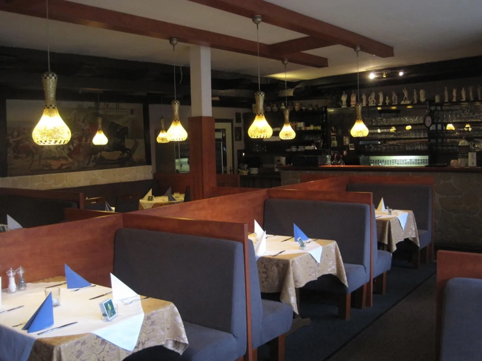 Restaurant Innenraum mit Holz und warmem Licht